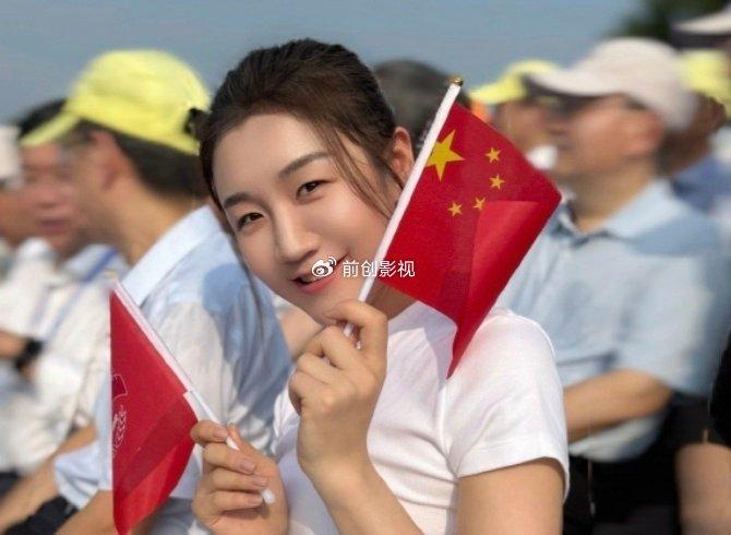 刘国梁现场观看阅兵，挥舞五星红旗，时隔4年发文：爱我中华